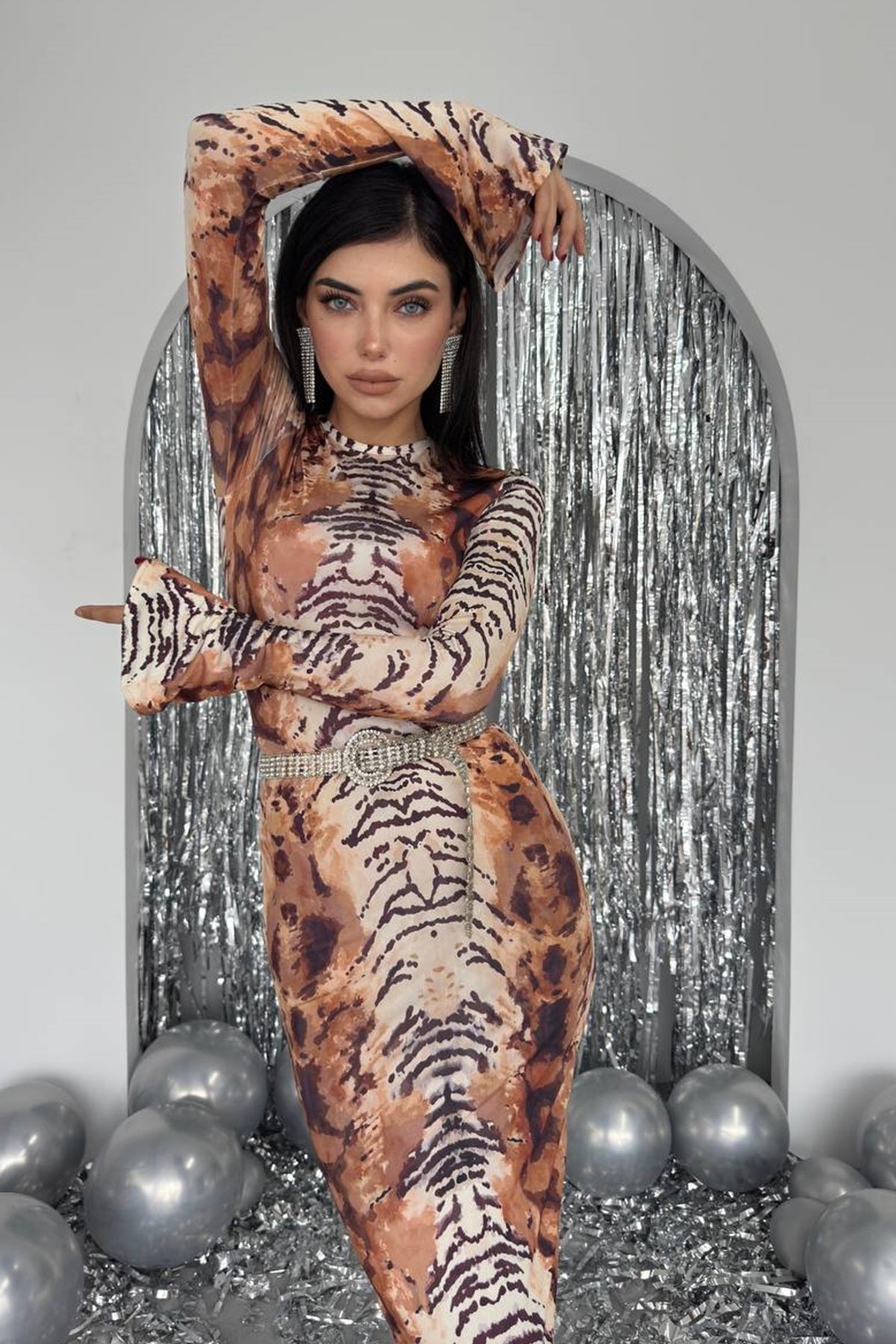Digital bedrucktes, langärmeliges Midi-Abendkleid mit Rundhalsausschnitt