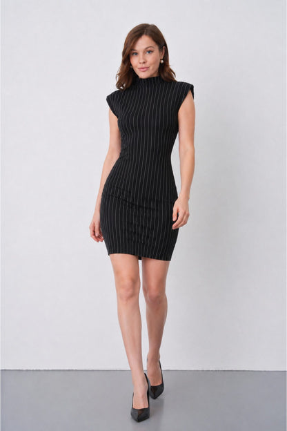 Elegantes, gestreiftes Minikleid für Damen mit Stehkragen und Paspelierung