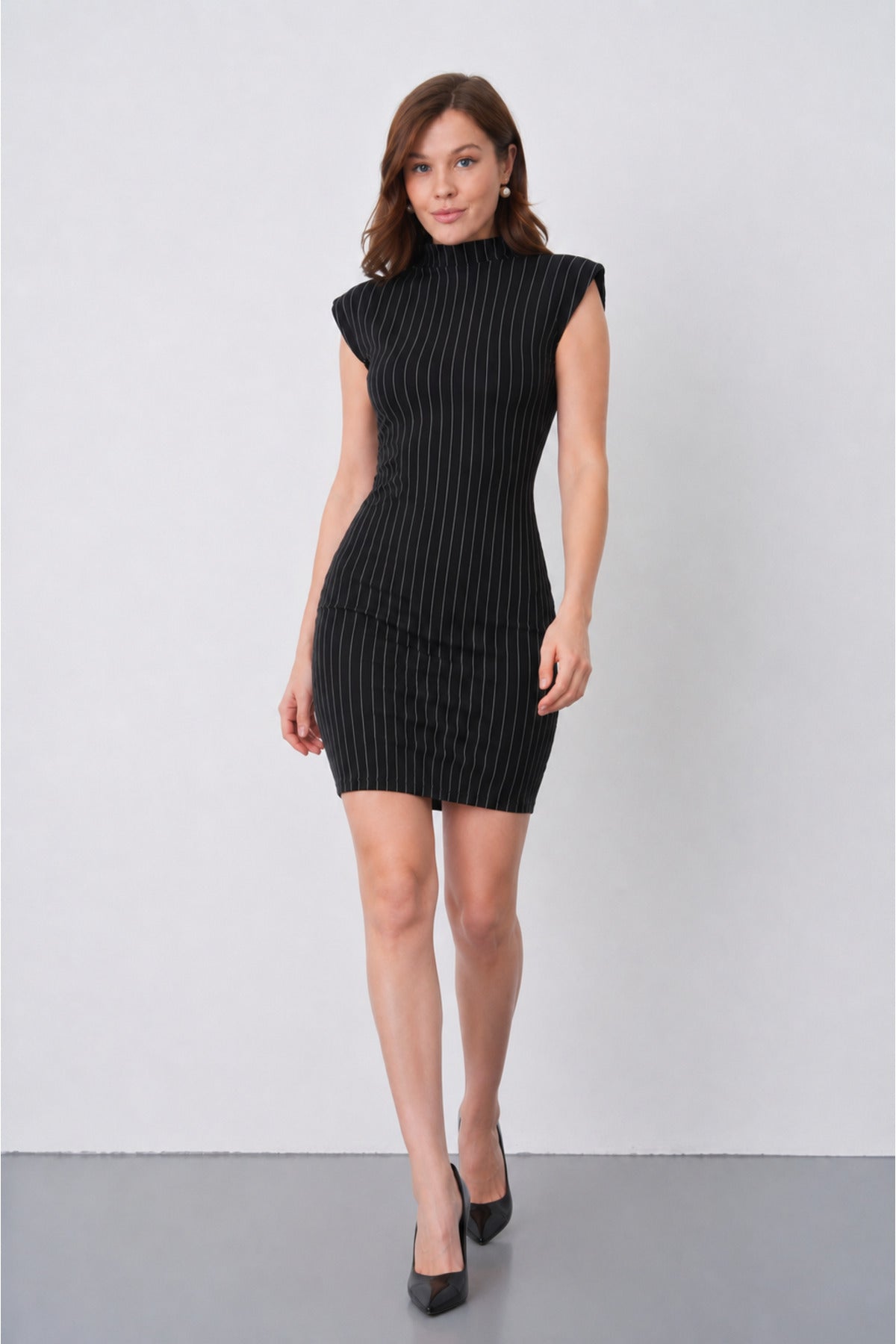 Elegantes, gestreiftes Minikleid für Damen mit Stehkragen und Paspelierung