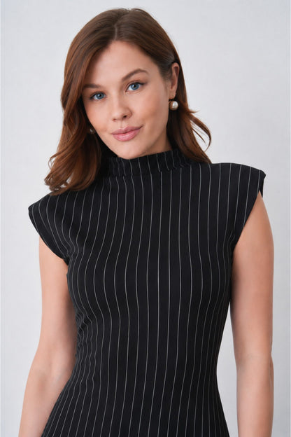 Elegantes, gestreiftes Minikleid für Damen mit Stehkragen und Paspelierung