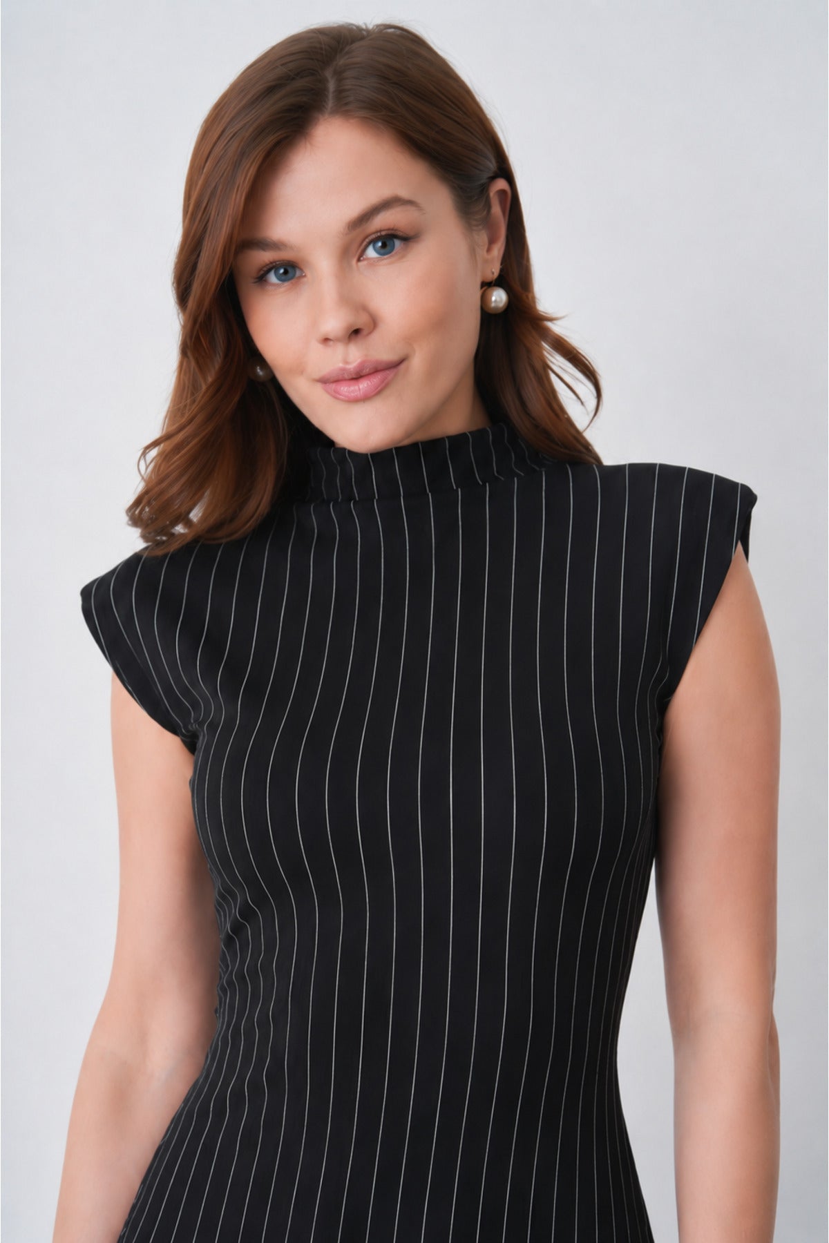 Elegantes, gestreiftes Minikleid für Damen mit Stehkragen und Paspelierung