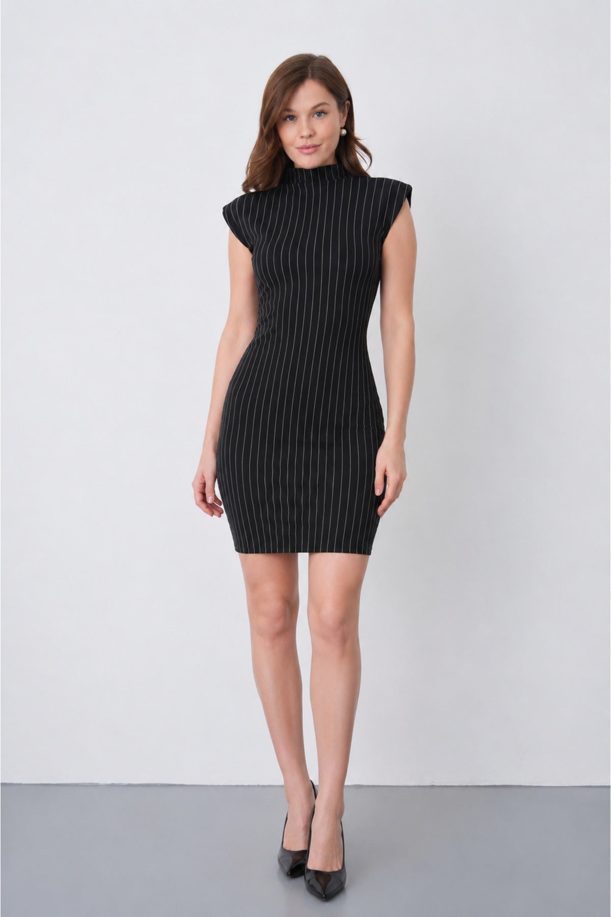 Elegantes, gestreiftes Minikleid für Damen mit Stehkragen und Paspelierung