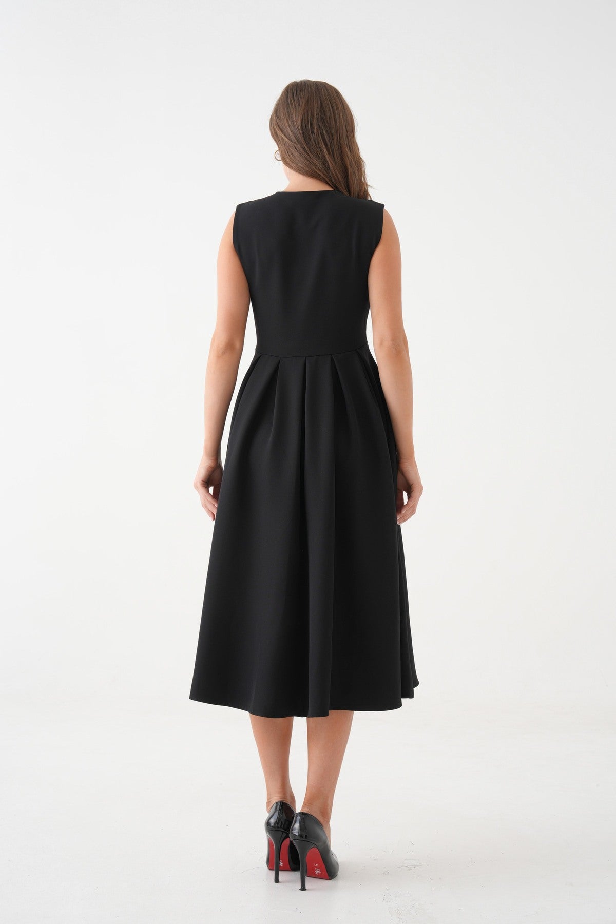 Plissiertes, ausgestelltes Midikleid mit V-Ausschnitt