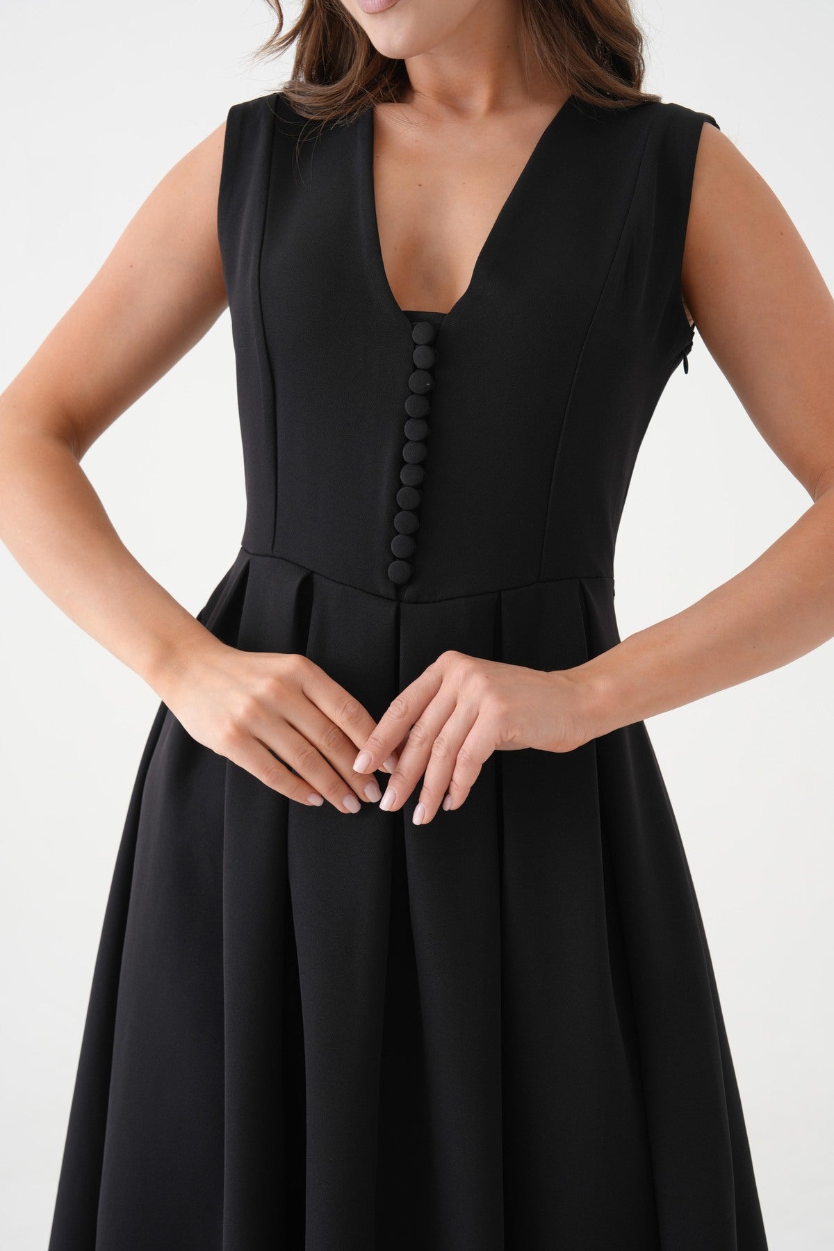 Plissiertes, ausgestelltes Midikleid mit V-Ausschnitt