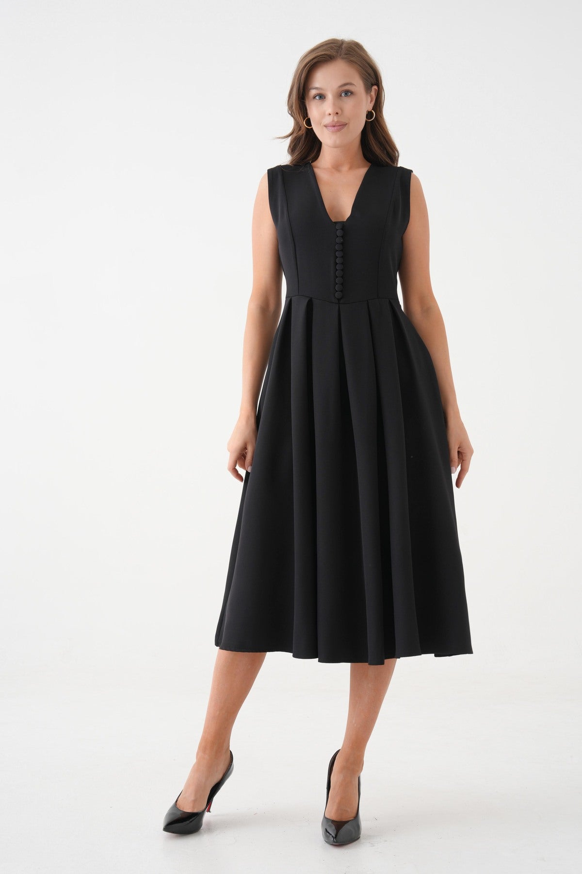 Plissiertes, ausgestelltes Midikleid mit V-Ausschnitt