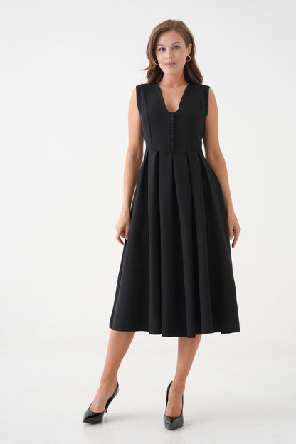 Plissiertes, ausgestelltes Midikleid mit V-Ausschnitt
