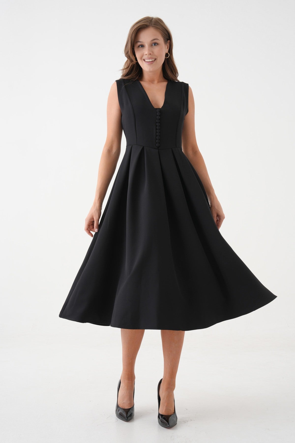 Plissiertes, ausgestelltes Midikleid mit V-Ausschnitt
