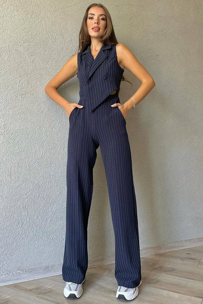 Ärmelloser, gestreifter Jumpsuit mit Wickelkragen und weitem Bein