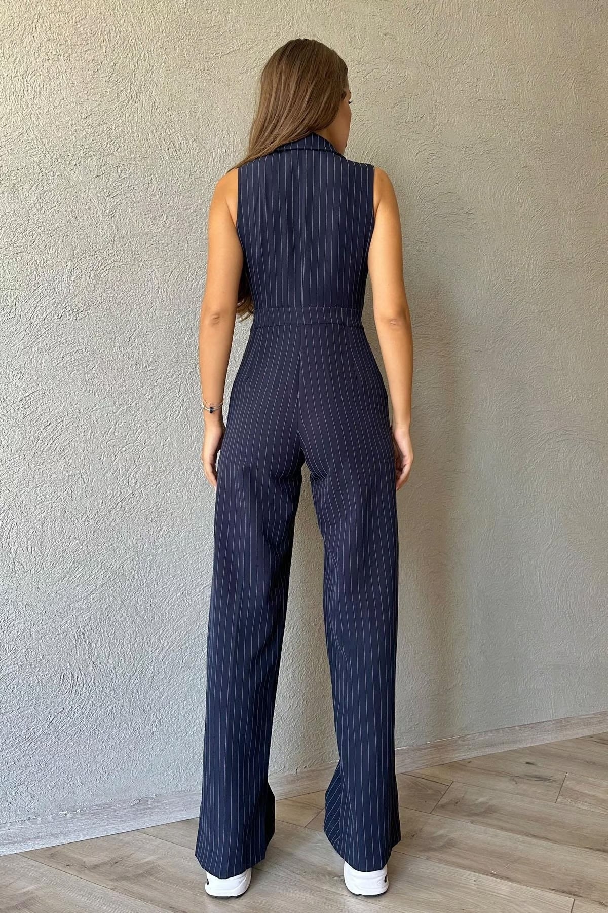 Ärmelloser, gestreifter Jumpsuit mit Wickelkragen und weitem Bein