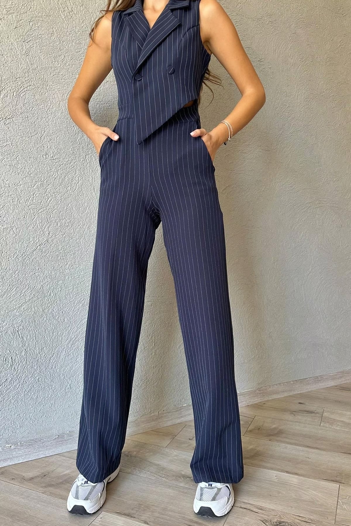 Ärmelloser, gestreifter Jumpsuit mit Wickelkragen und weitem Bein