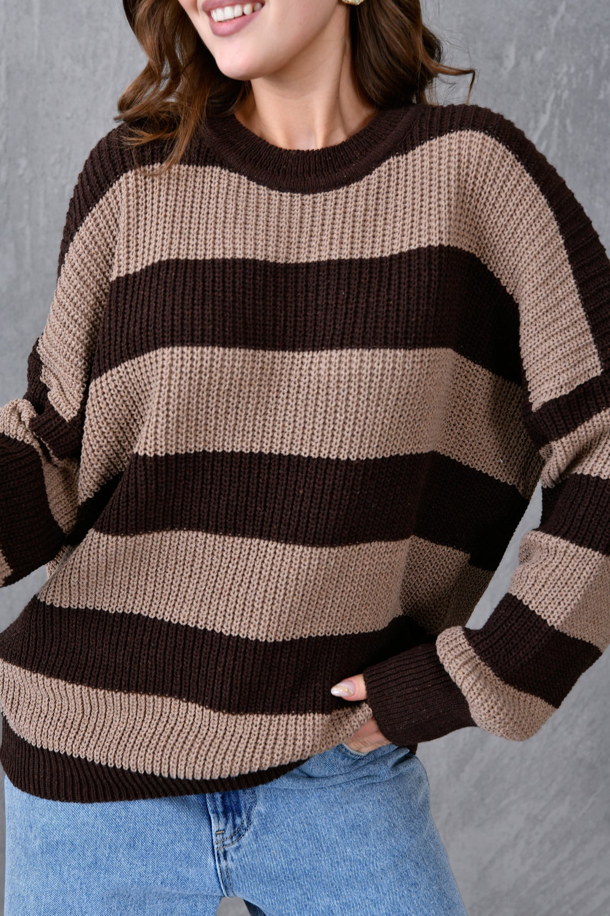 Weitärmeliger, gestreifter Strickpullover mit Rundhalsausschnitt und langen Ärmeln