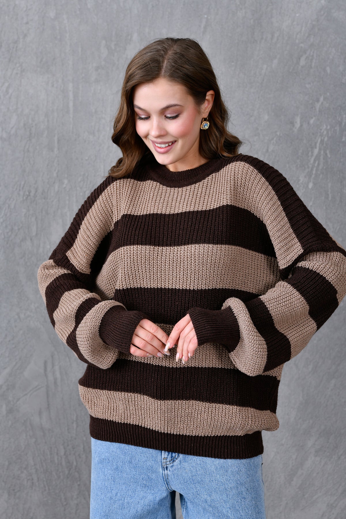Weitärmeliger, gestreifter Strickpullover mit Rundhalsausschnitt und langen Ärmeln