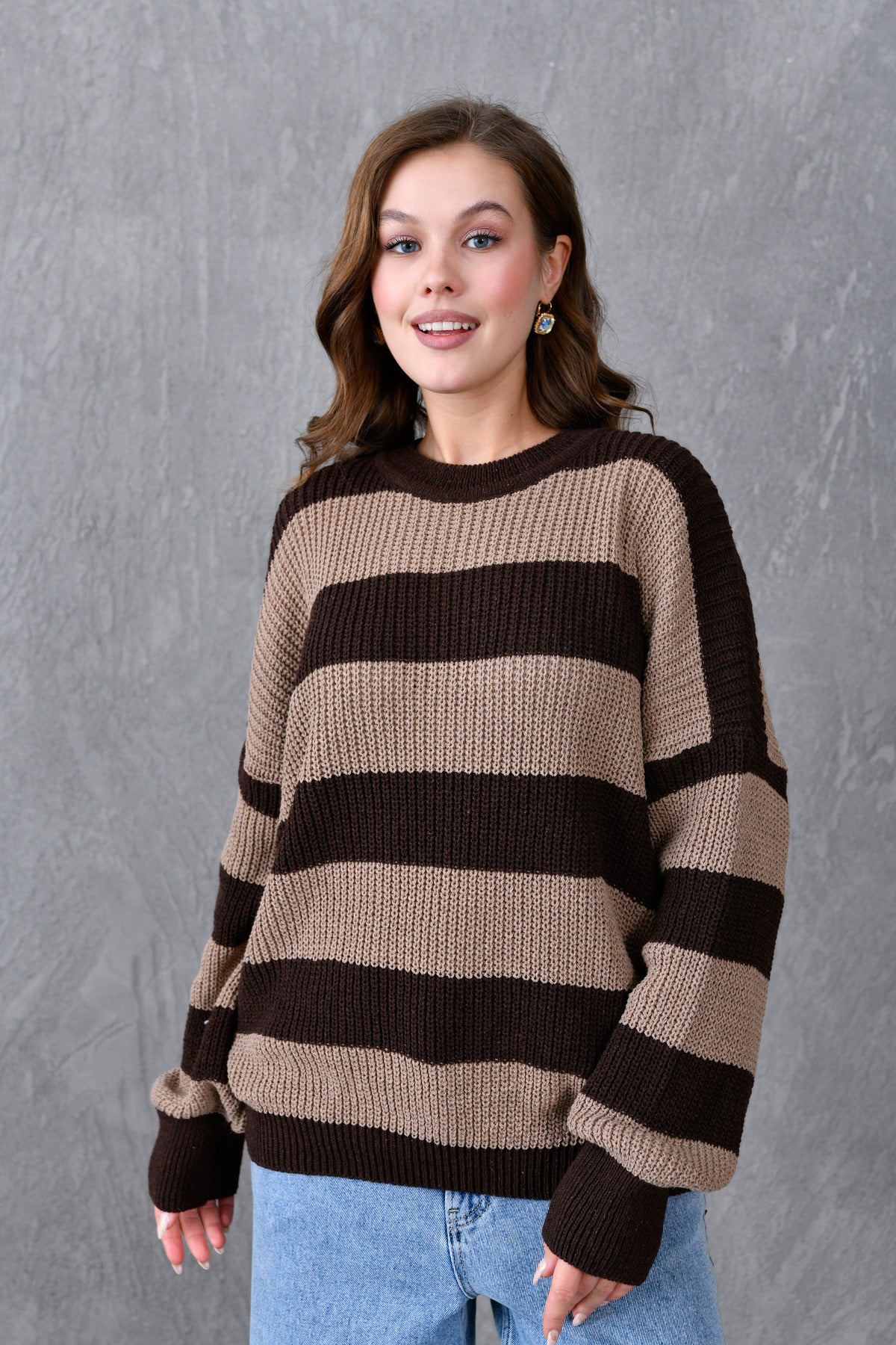 Weitärmeliger, gestreifter Strickpullover mit Rundhalsausschnitt und langen Ärmeln