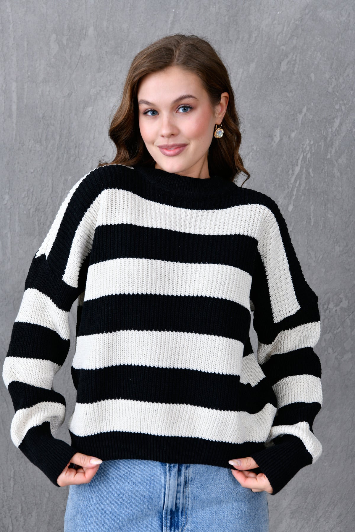 Weitärmeliger, gestreifter Strickpullover mit Rundhalsausschnitt und langen Ärmeln