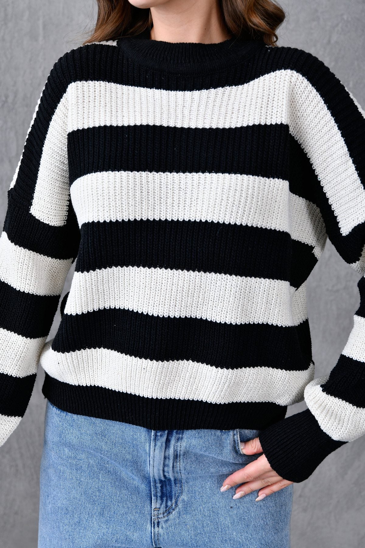 Weitärmeliger, gestreifter Strickpullover mit Rundhalsausschnitt und langen Ärmeln
