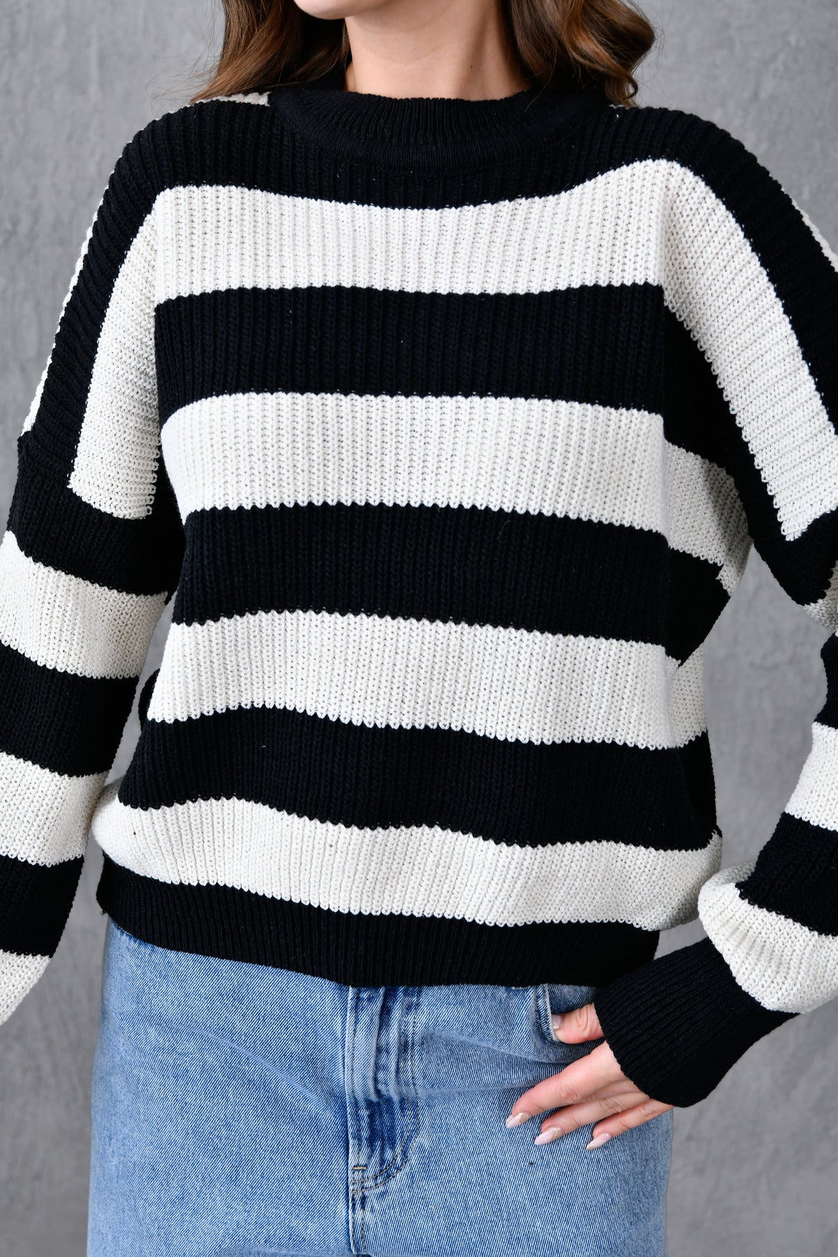 Weitärmeliger, gestreifter Strickpullover mit Rundhalsausschnitt und langen Ärmeln