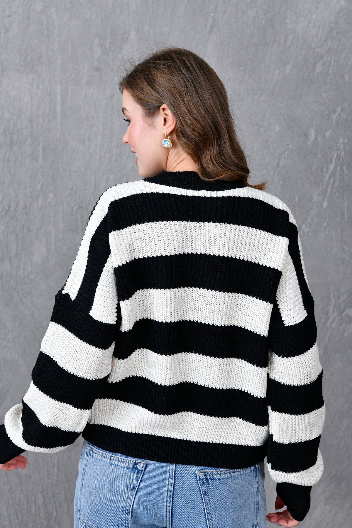 Weitärmeliger, gestreifter Strickpullover mit Rundhalsausschnitt und langen Ärmeln