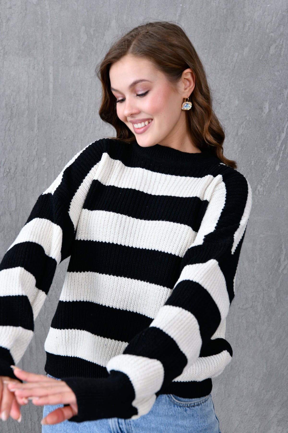 Weitärmeliger, gestreifter Strickpullover mit Rundhalsausschnitt und langen Ärmeln