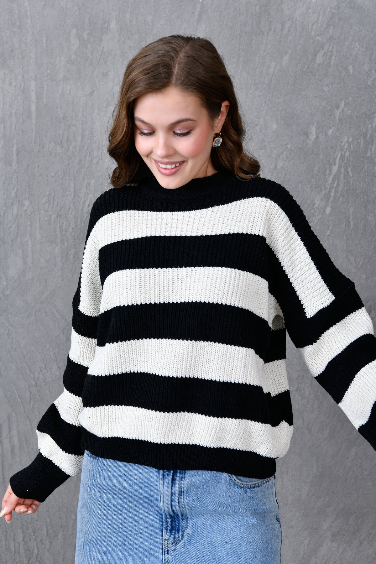 Weitärmeliger, gestreifter Strickpullover mit Rundhalsausschnitt und langen Ärmeln