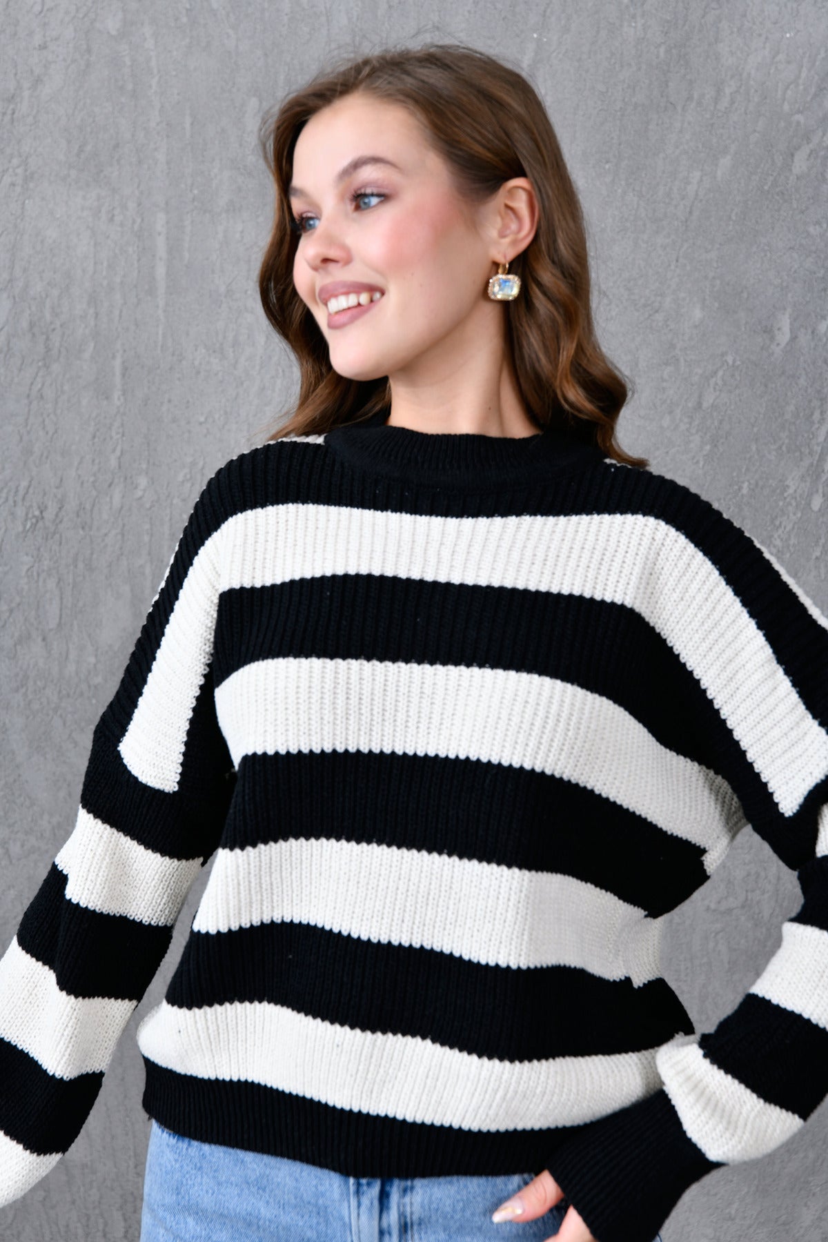 Weitärmeliger, gestreifter Strickpullover mit Rundhalsausschnitt und langen Ärmeln