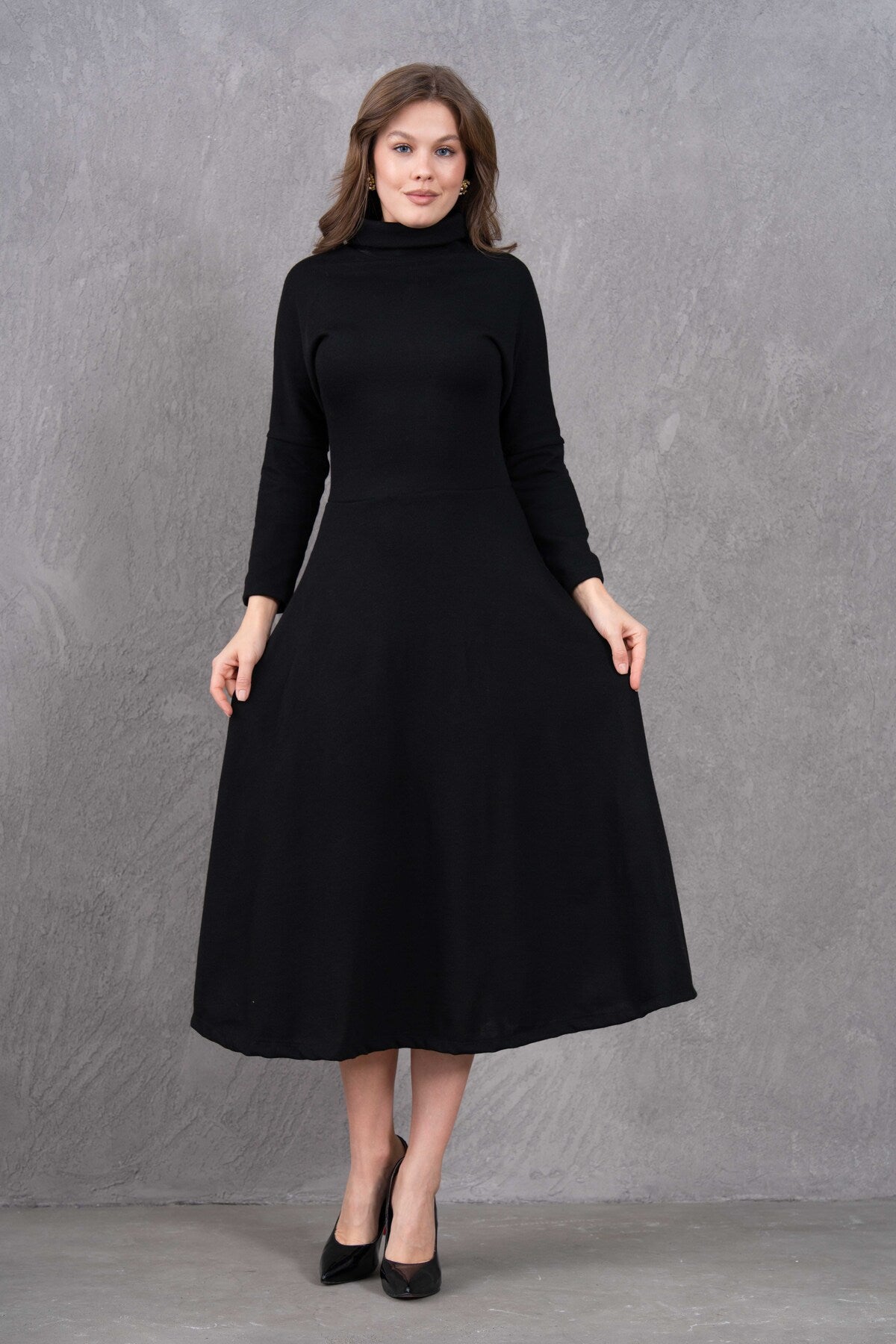 Midi-Kleid mit hohem Kragen und ausgestelltem Rock