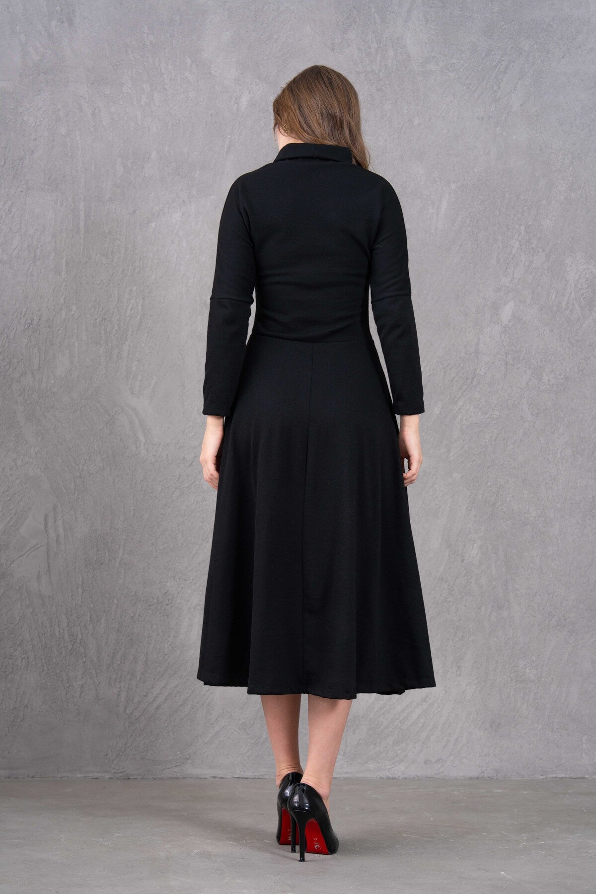 Midi-Kleid mit hohem Kragen und ausgestelltem Rock