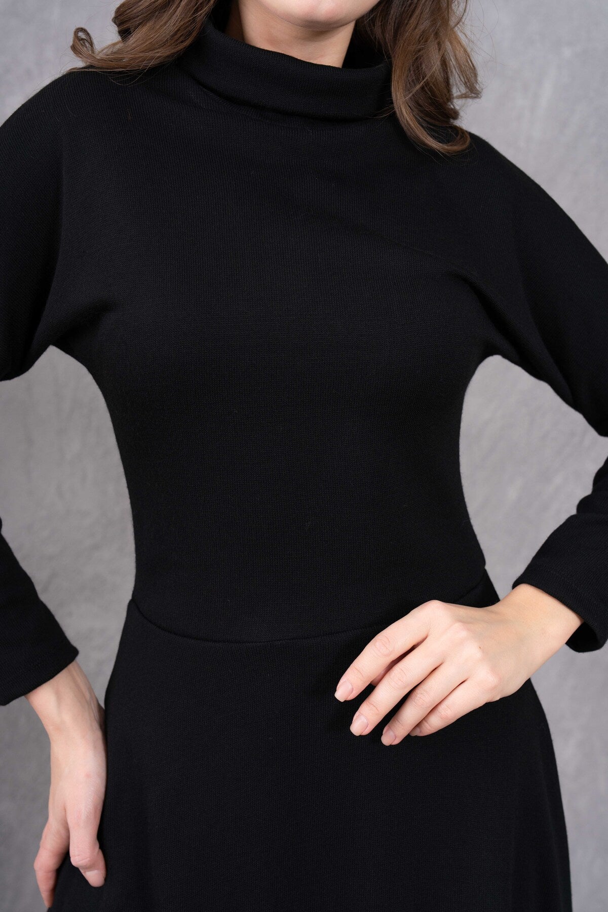 Midi-Kleid mit hohem Kragen und ausgestelltem Rock