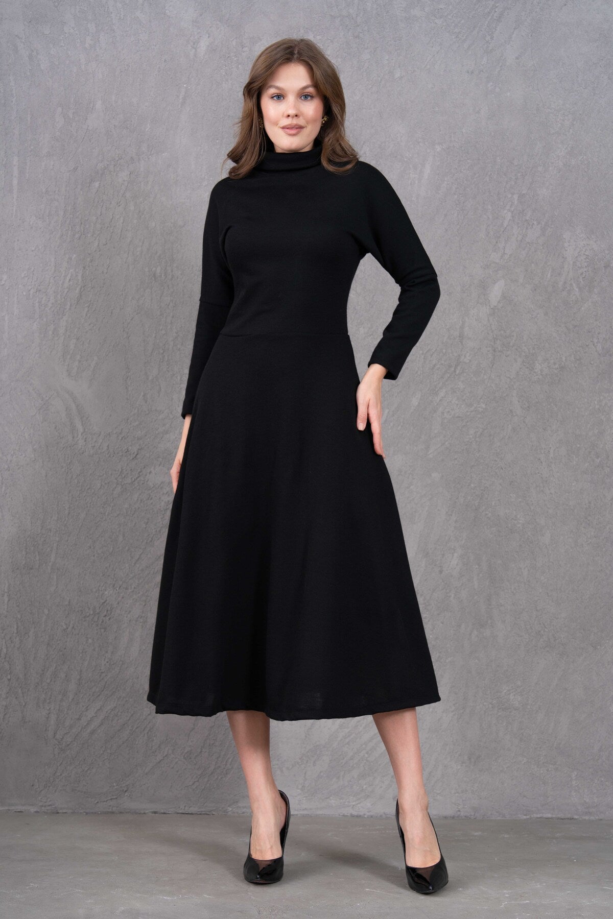 Midi-Kleid mit hohem Kragen und ausgestelltem Rock