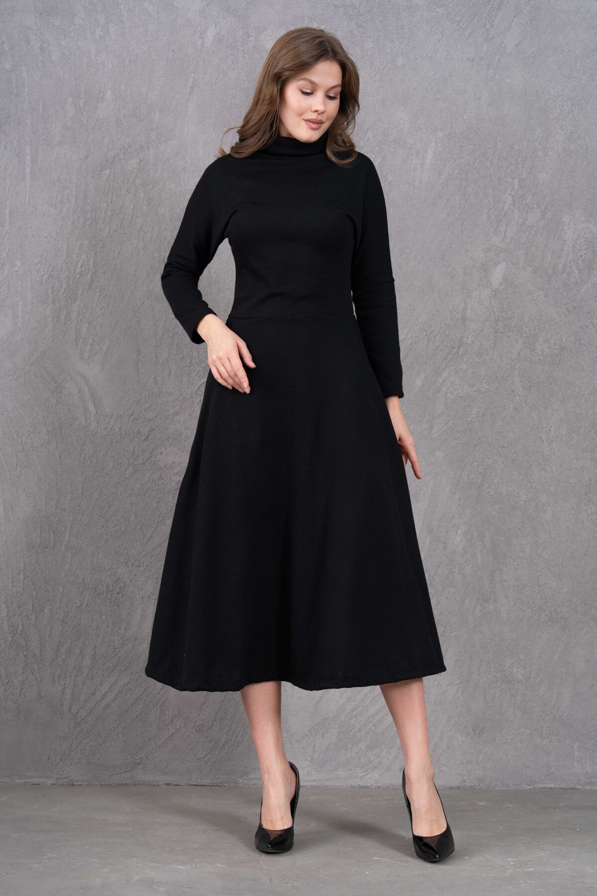 Midi-Kleid mit hohem Kragen und ausgestelltem Rock