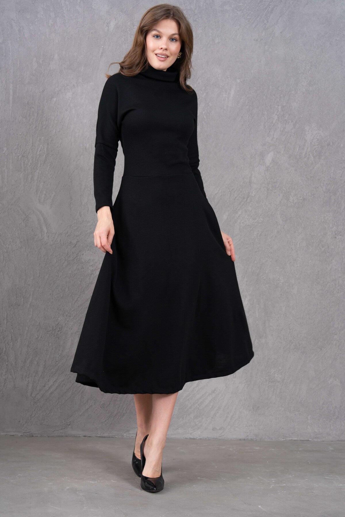 Midi-Kleid mit hohem Kragen und ausgestelltem Rock