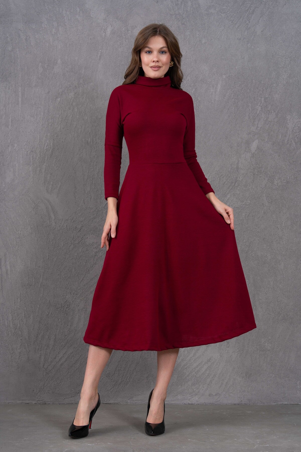 Midi-Kleid mit hohem Kragen und ausgestelltem Rock