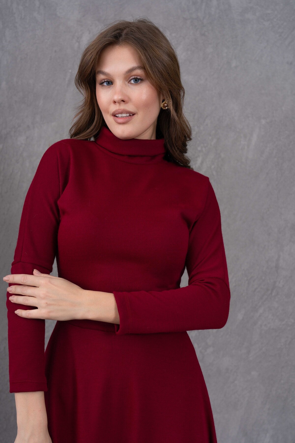 Midi-Kleid mit hohem Kragen und ausgestelltem Rock