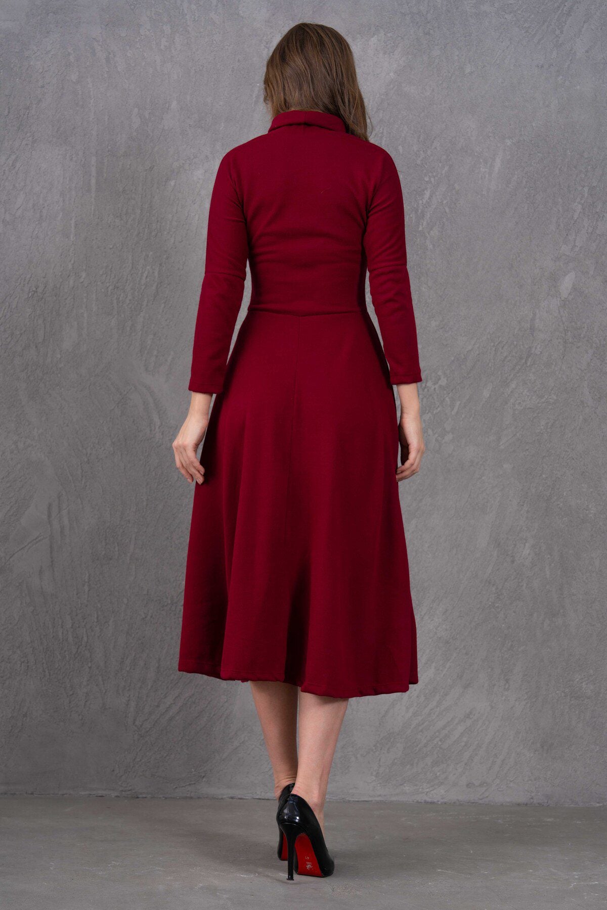 Midi-Kleid mit hohem Kragen und ausgestelltem Rock