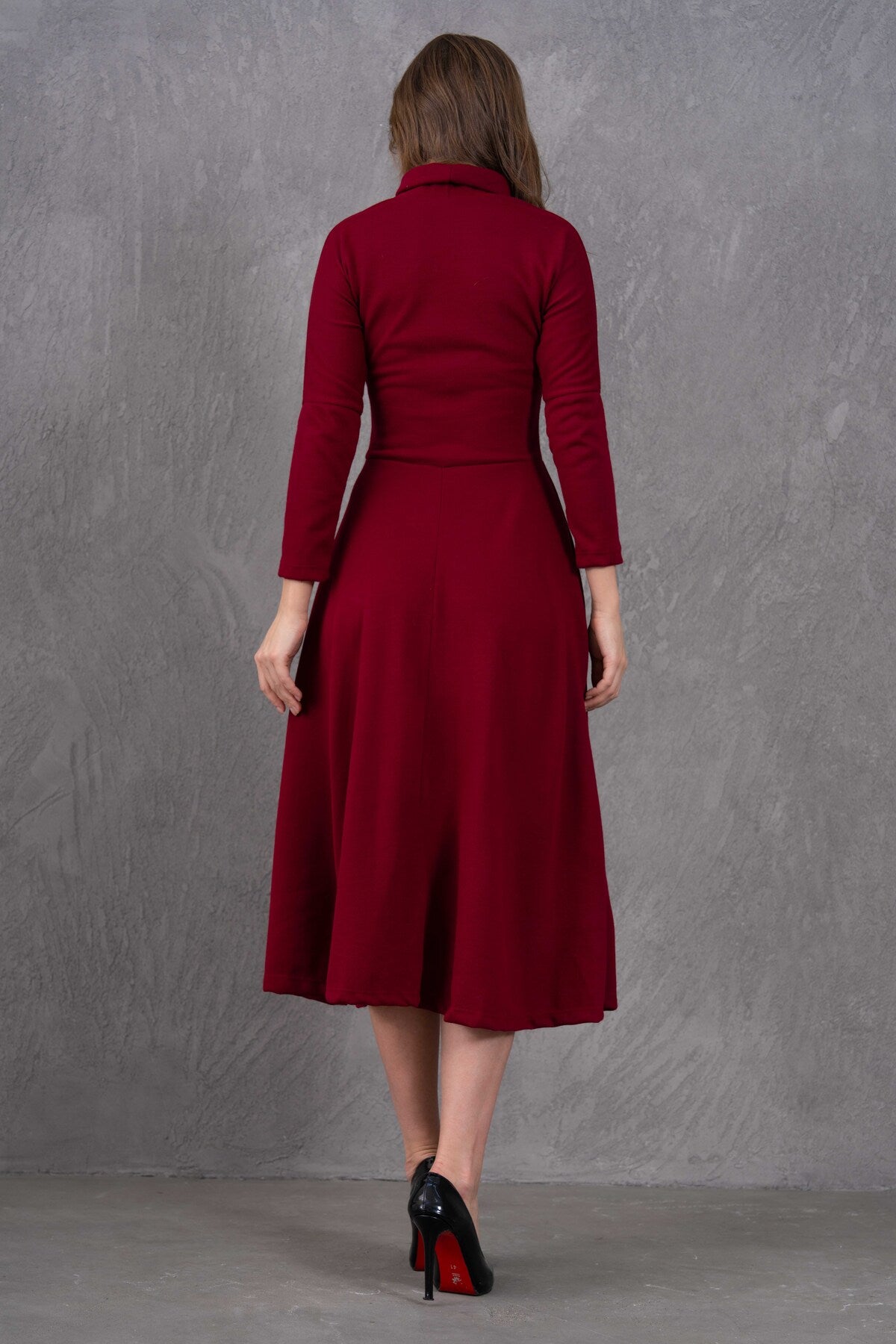 Midi-Kleid mit hohem Kragen und ausgestelltem Rock