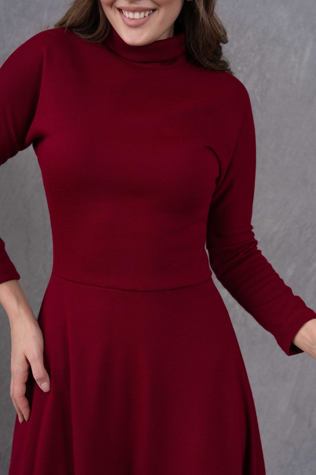Midi-Kleid mit hohem Kragen und ausgestelltem Rock