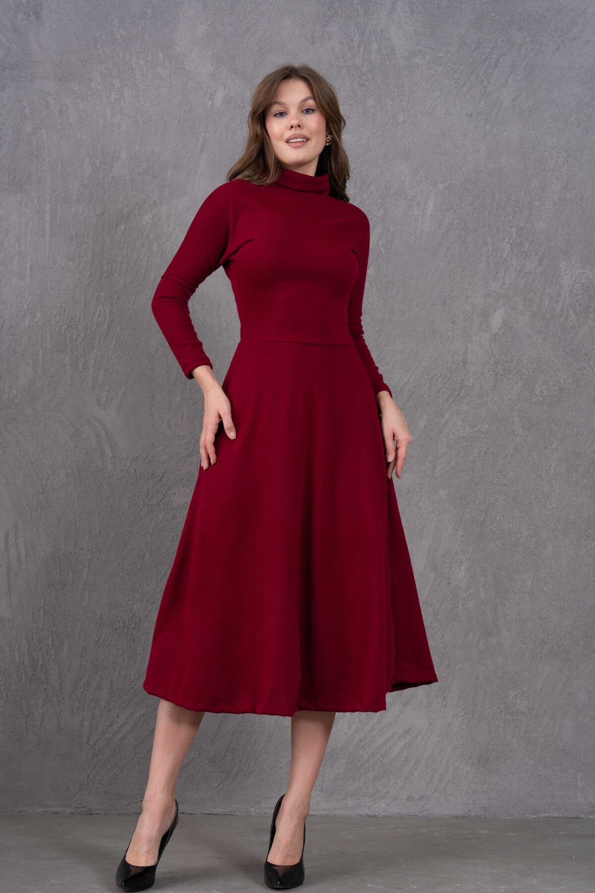 Midi-Kleid mit hohem Kragen und ausgestelltem Rock