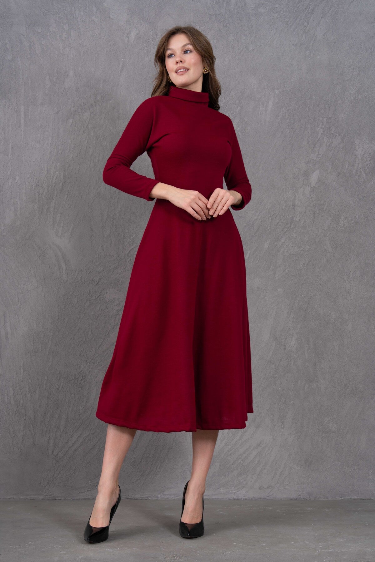 Midi-Kleid mit hohem Kragen und ausgestelltem Rock