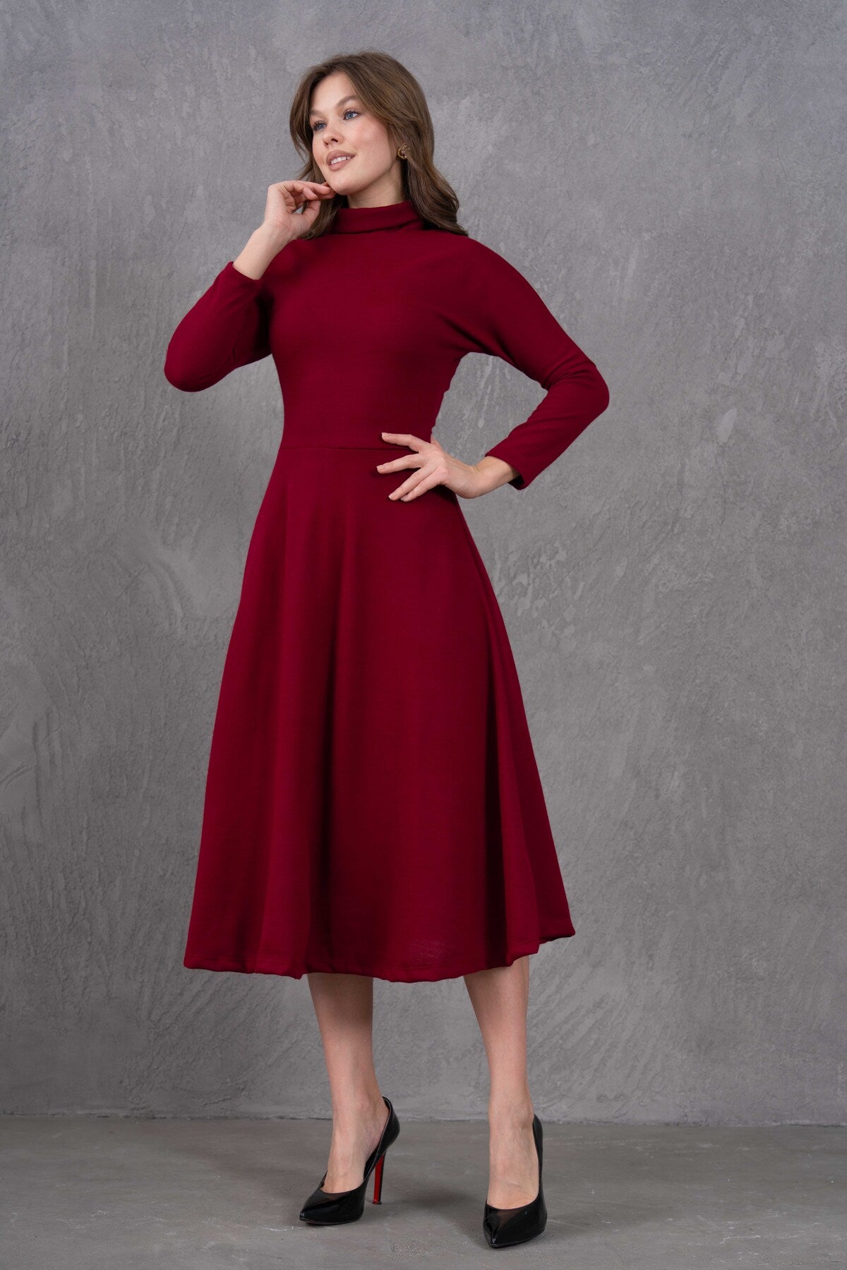 Midi-Kleid mit hohem Kragen und ausgestelltem Rock