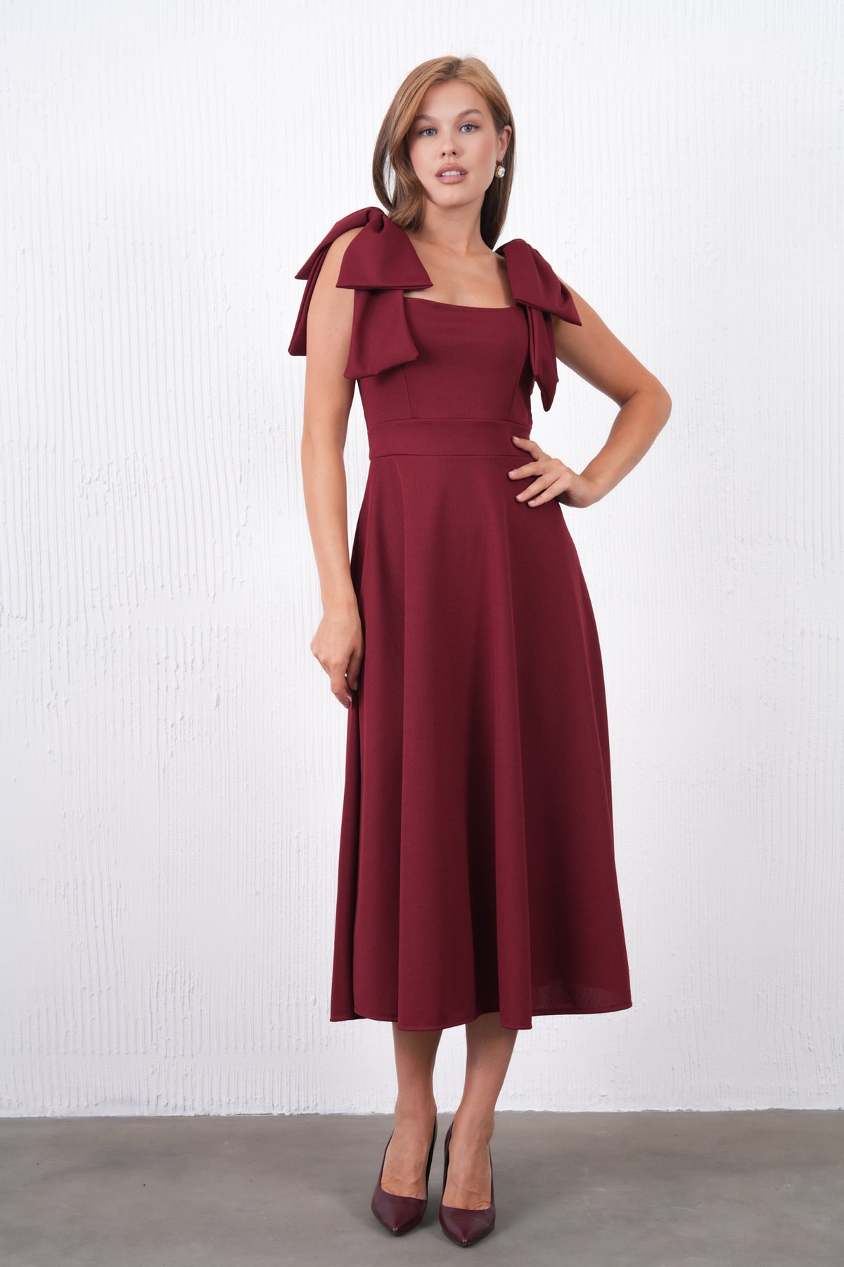 Trägerloses Midikleid mit ausgestelltem Saum und Ausschnitt