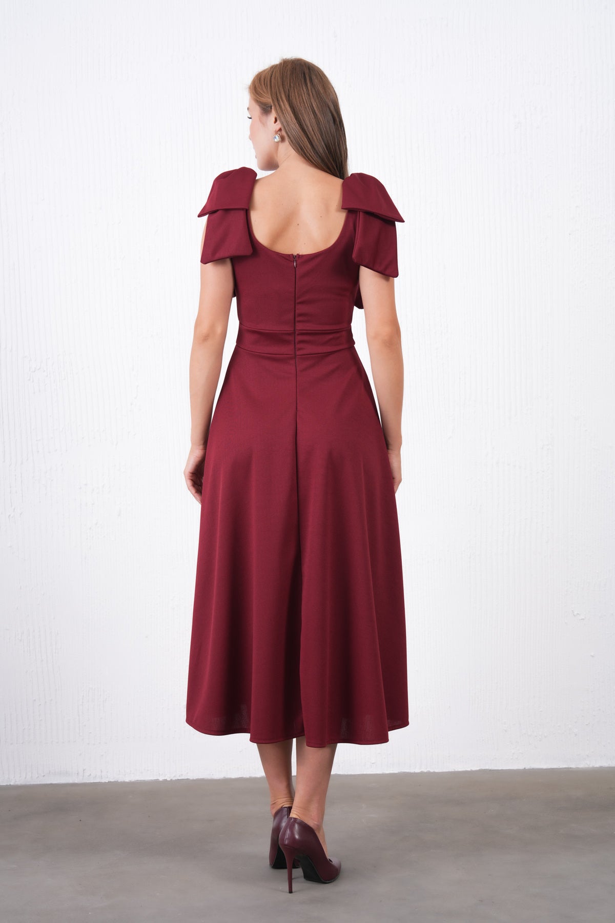 Trägerloses Midikleid mit ausgestelltem Saum und Ausschnitt