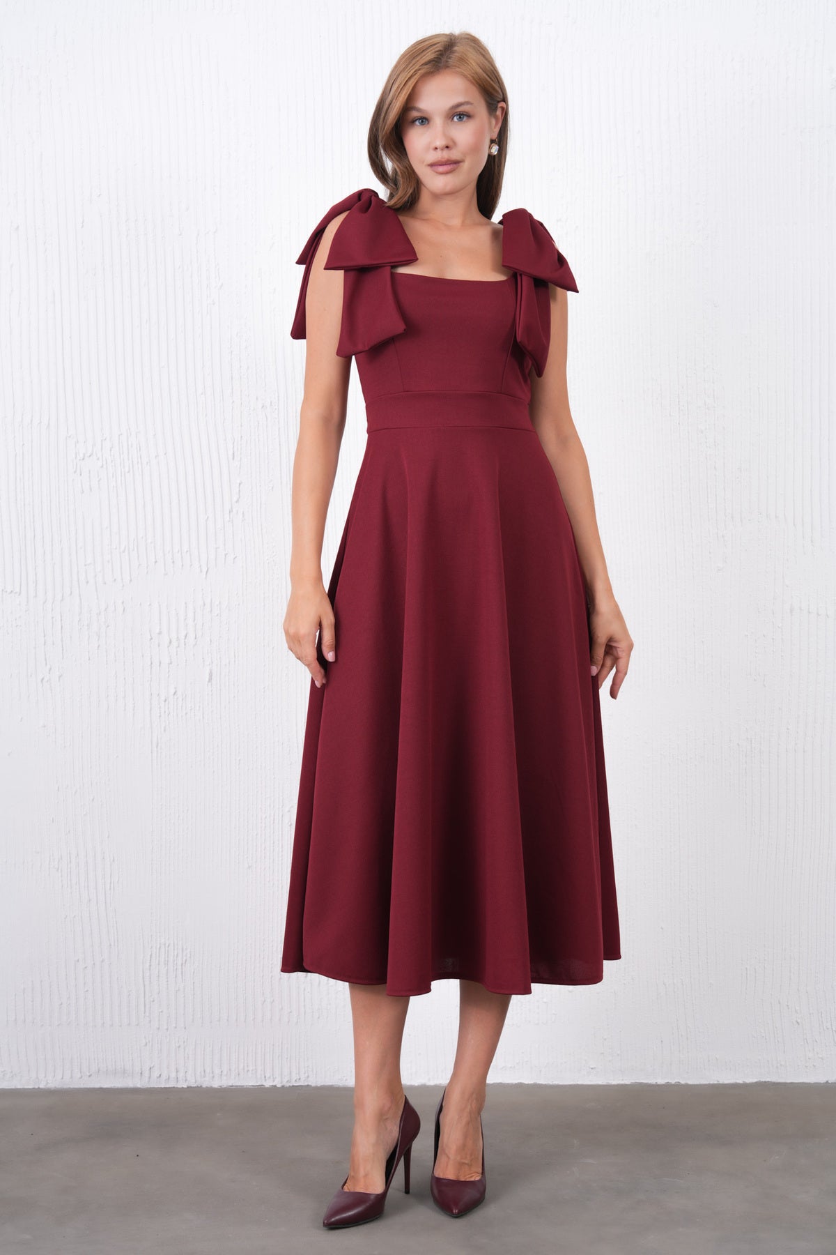 Trägerloses Midikleid mit ausgestelltem Saum und Ausschnitt