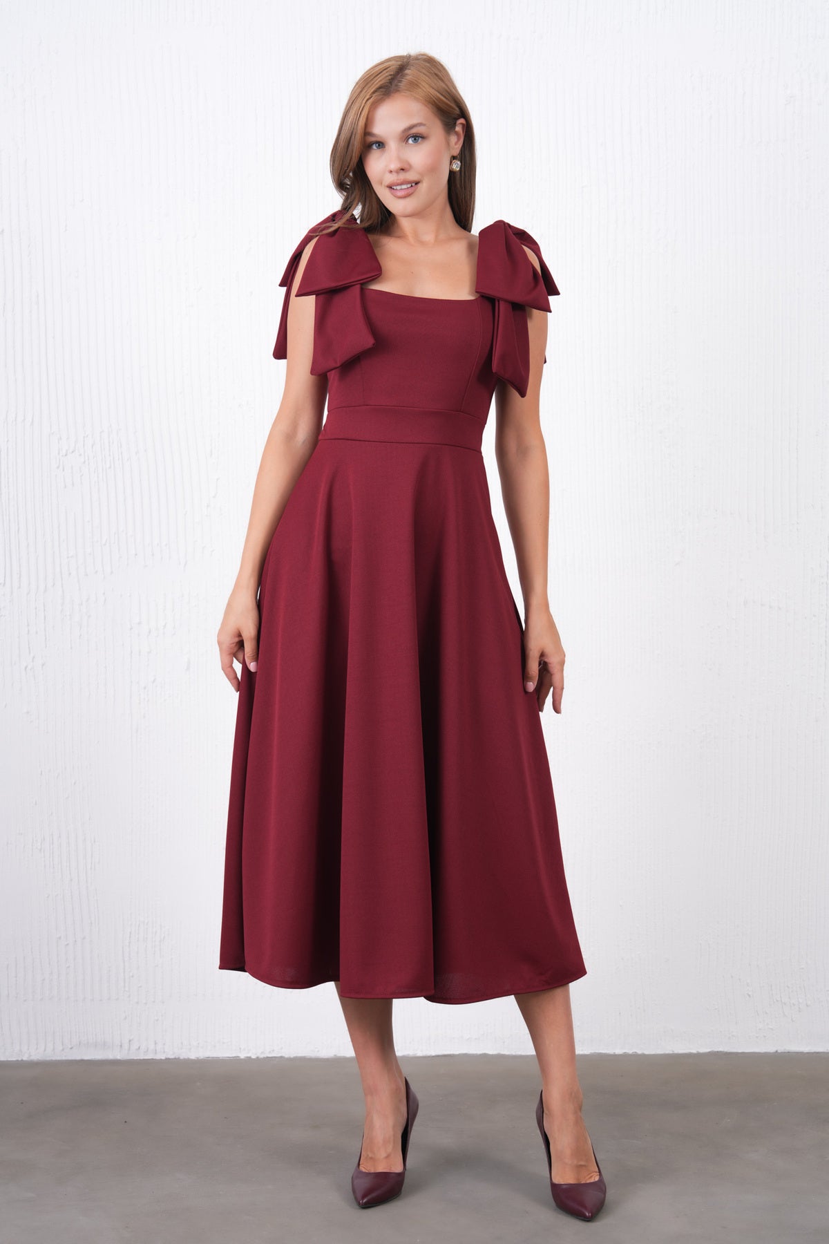 Trägerloses Midikleid mit ausgestelltem Saum und Ausschnitt