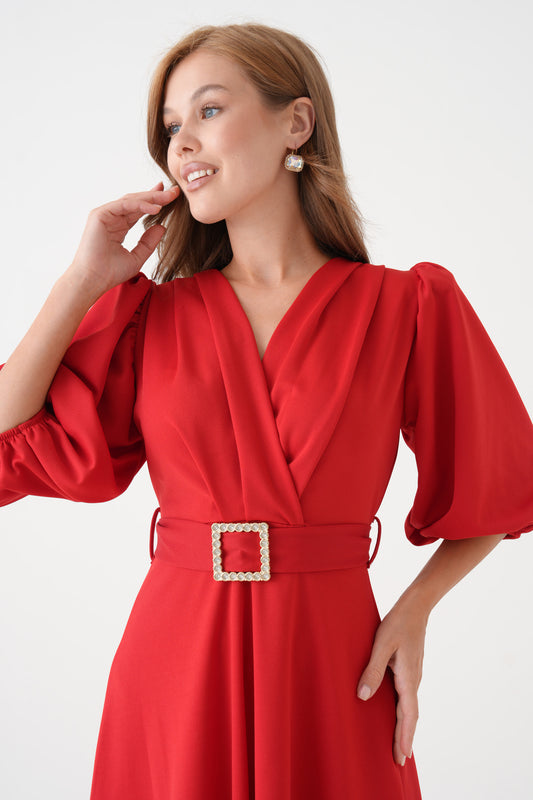 Kurzärmeliges, V-Ausschnitt-Kleid mit Gürtel in Midi-Länge und ausgestelltem Rock.