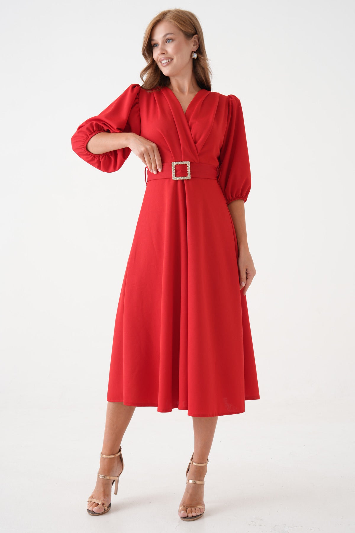 Kurzärmeliges, V-Ausschnitt-Kleid mit Gürtel in Midi-Länge und ausgestelltem Rock.