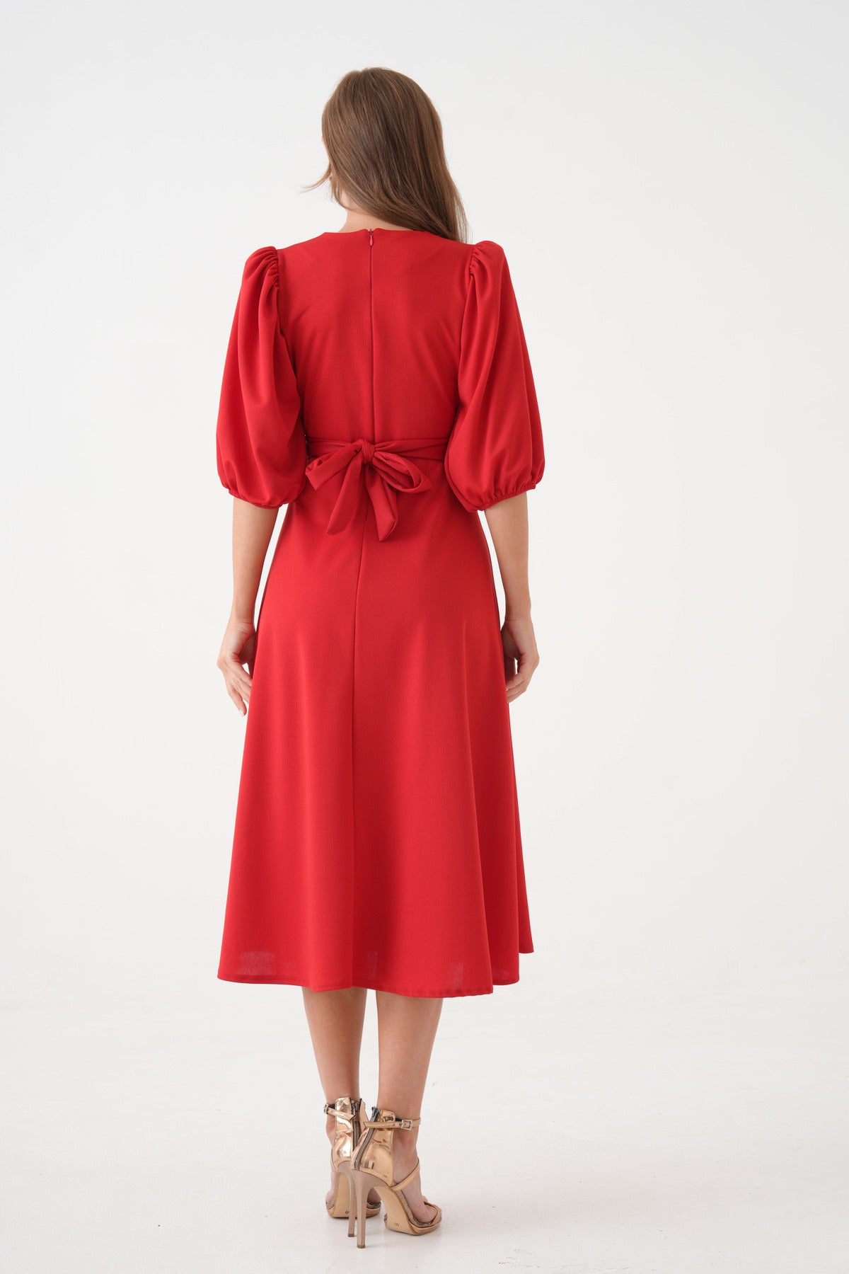 Kurzärmeliges, V-Ausschnitt-Kleid mit Gürtel in Midi-Länge und ausgestelltem Rock.