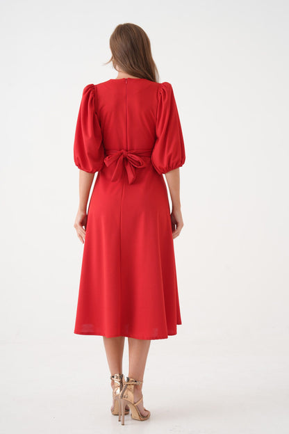 Kurzärmeliges, V-Ausschnitt-Kleid mit Gürtel in Midi-Länge und ausgestelltem Rock.
