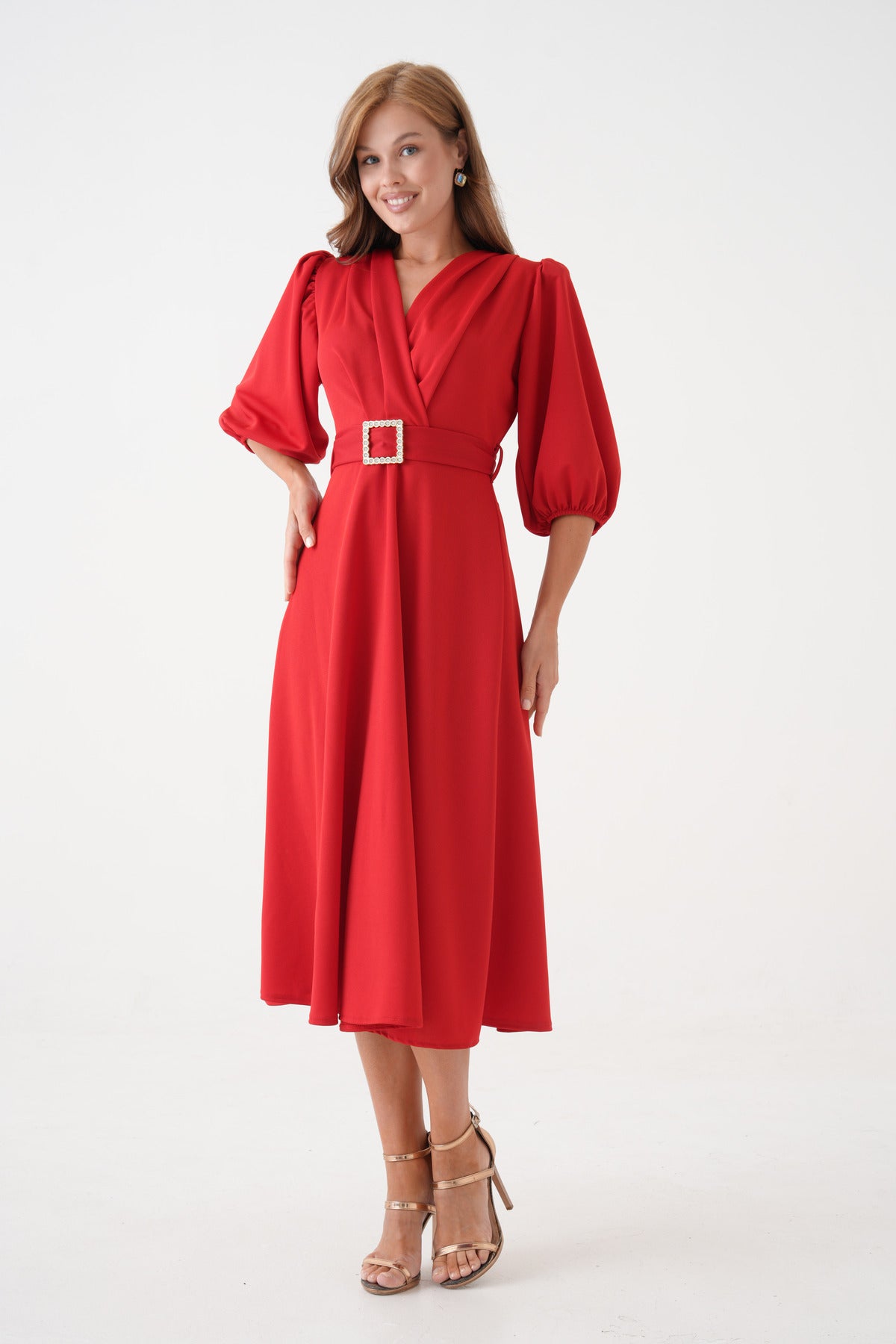 Kurzärmeliges, V-Ausschnitt-Kleid mit Gürtel in Midi-Länge und ausgestelltem Rock.