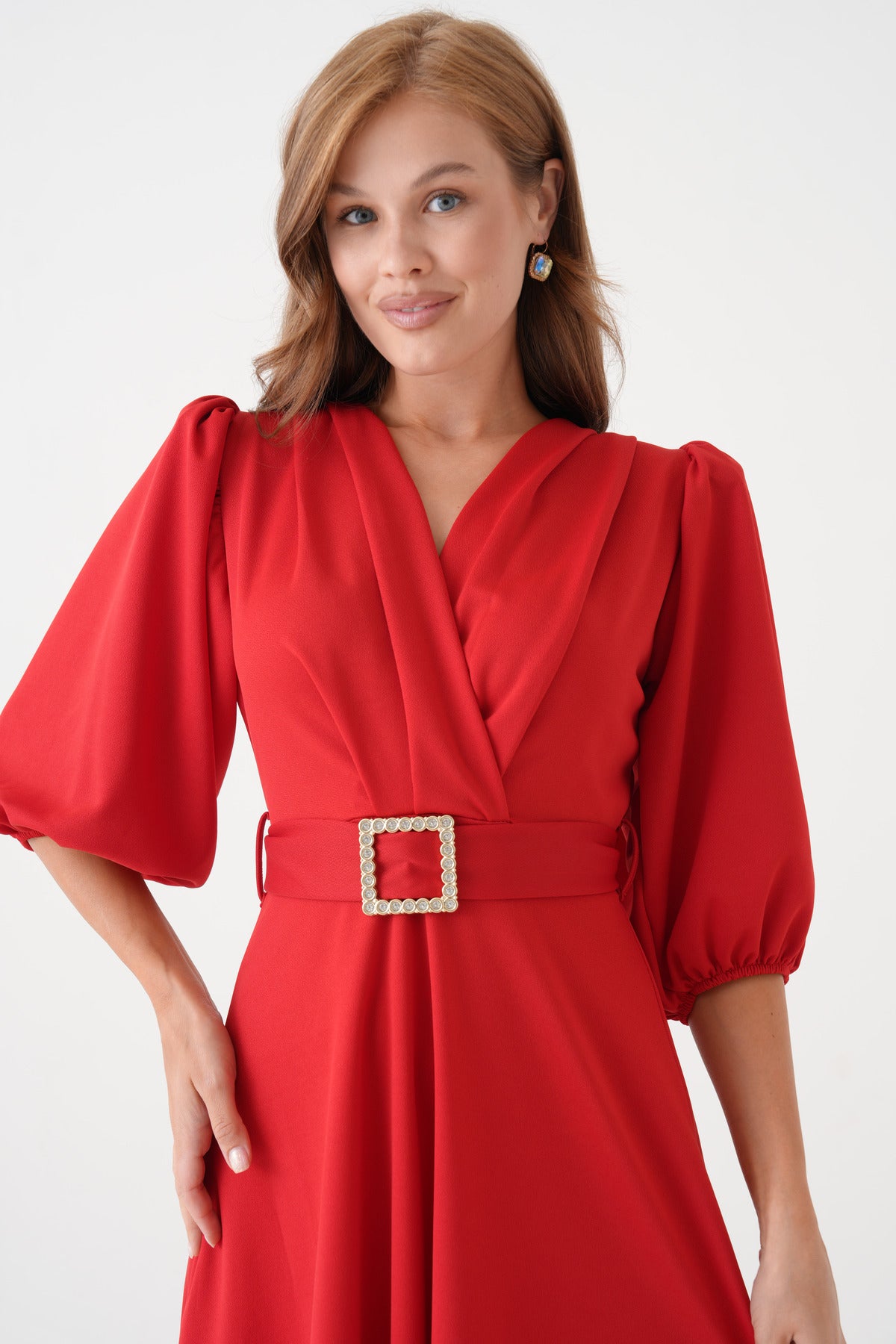Kurzärmeliges, V-Ausschnitt-Kleid mit Gürtel in Midi-Länge und ausgestelltem Rock.