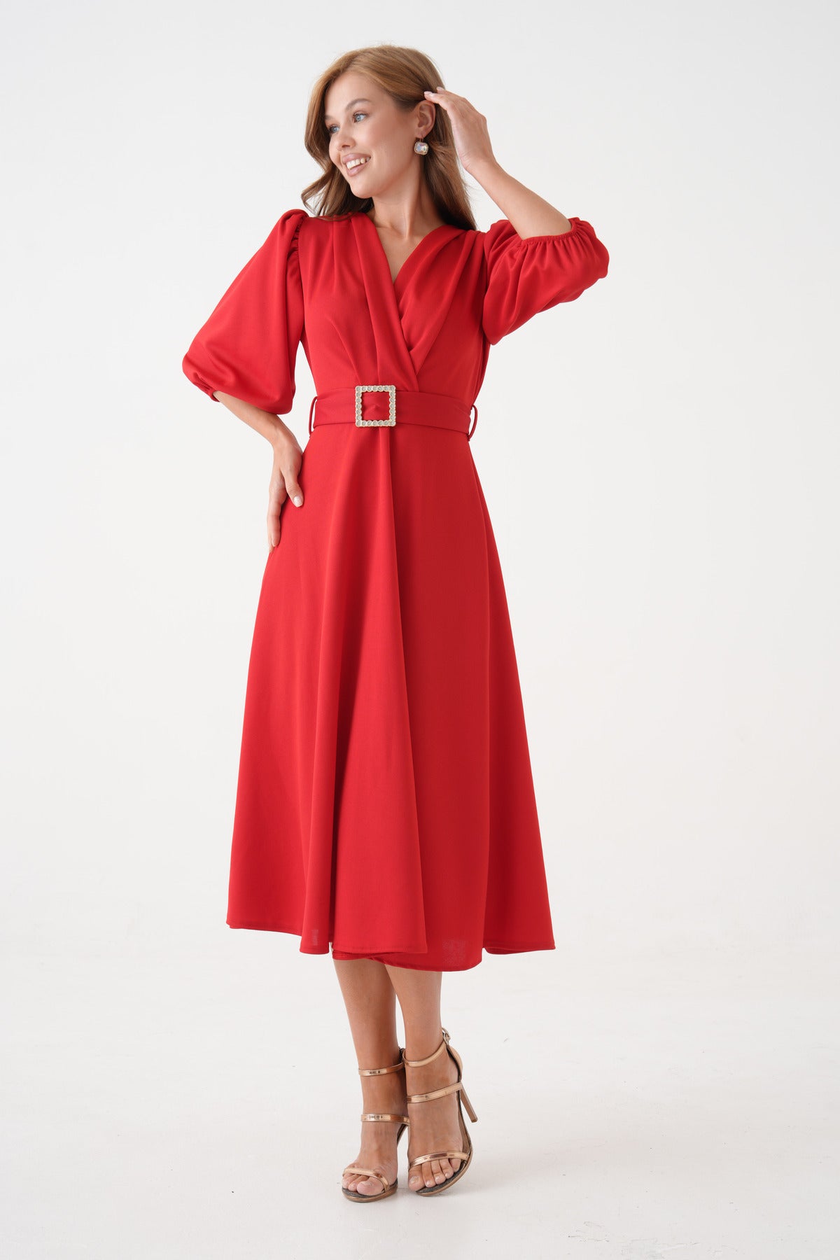 Kurzärmeliges, V-Ausschnitt-Kleid mit Gürtel in Midi-Länge und ausgestelltem Rock.