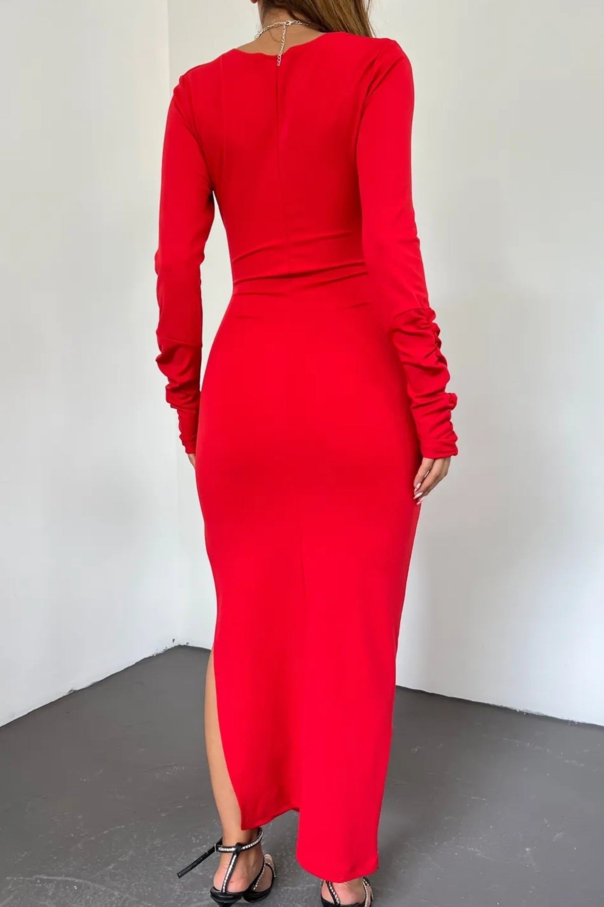 Wickelkleid mit Schlitz und langen Ärmeln